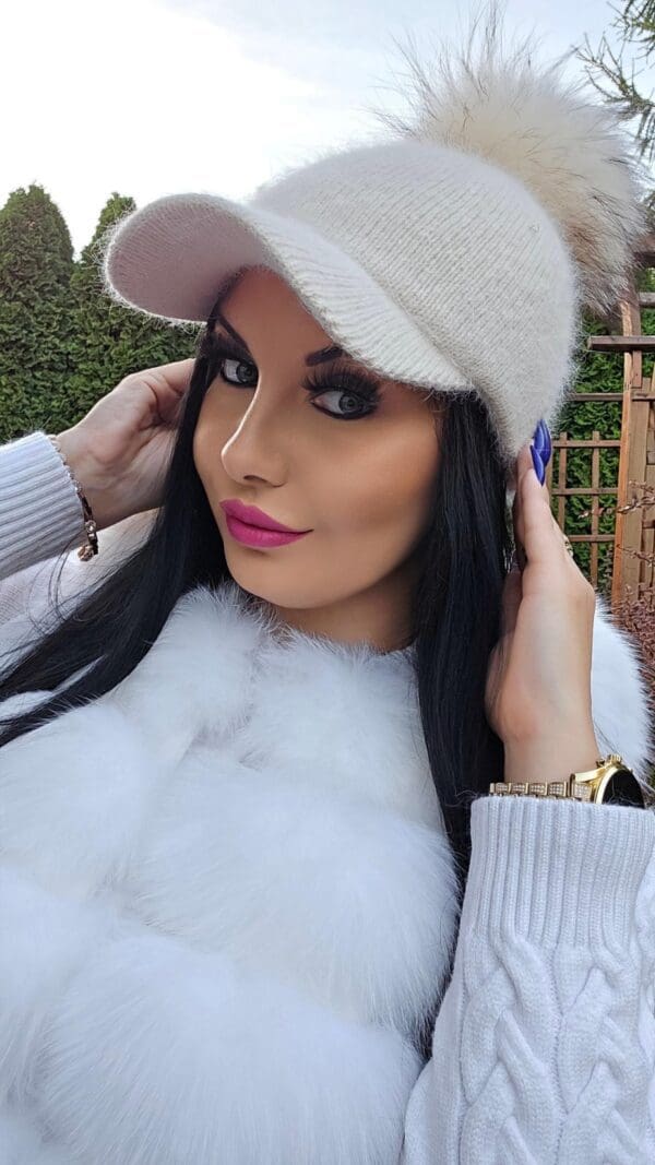 Czapka z daszkiem NATALIA z ciepłej angory