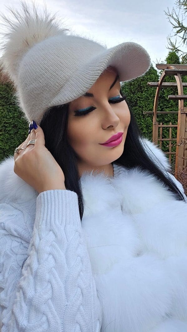 Czapka z daszkiem NATALIA z ciepłej angory