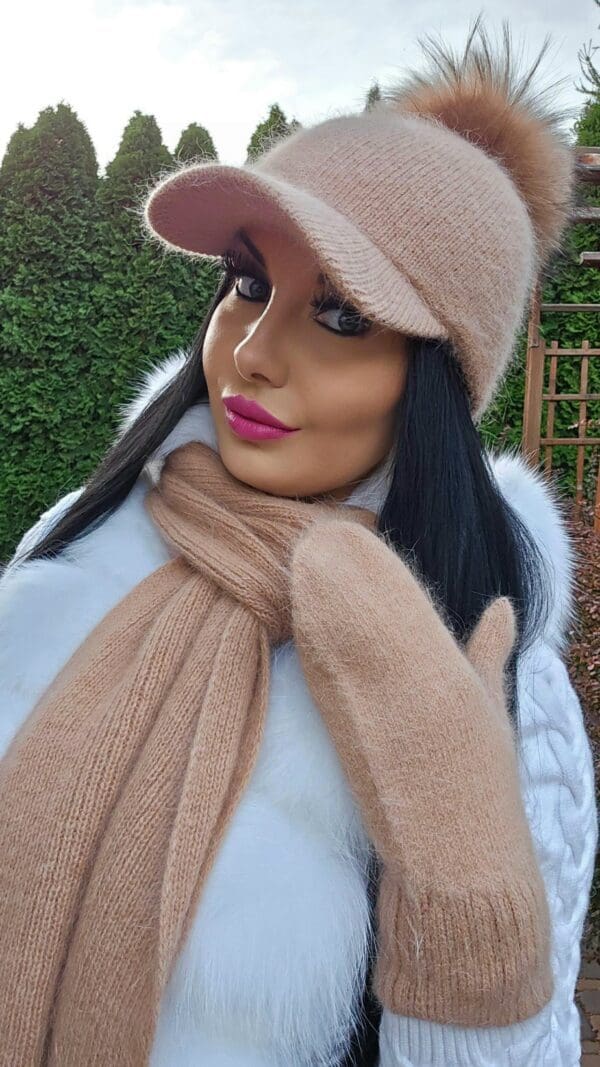 Czapka z daszkiem NATALIA z ciepłej angory