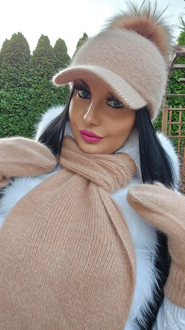 Czapka z daszkiem NATALIA z ciepłej angory