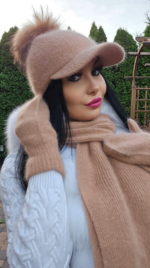 Czapka z daszkiem NATALIA z ciepłej angory