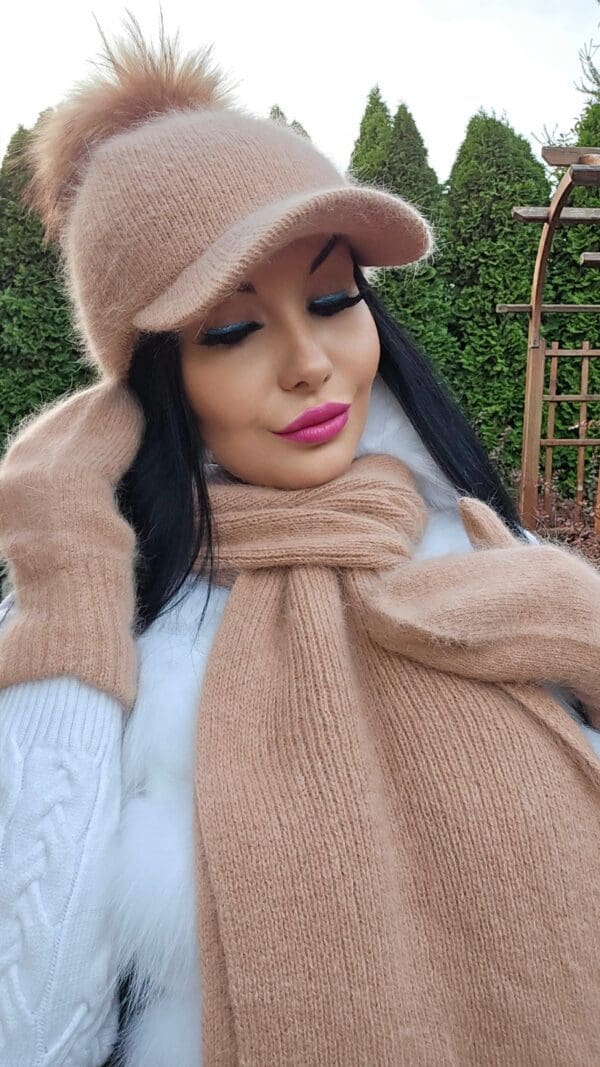 Czapka z daszkiem NATALIA z ciepłej angory