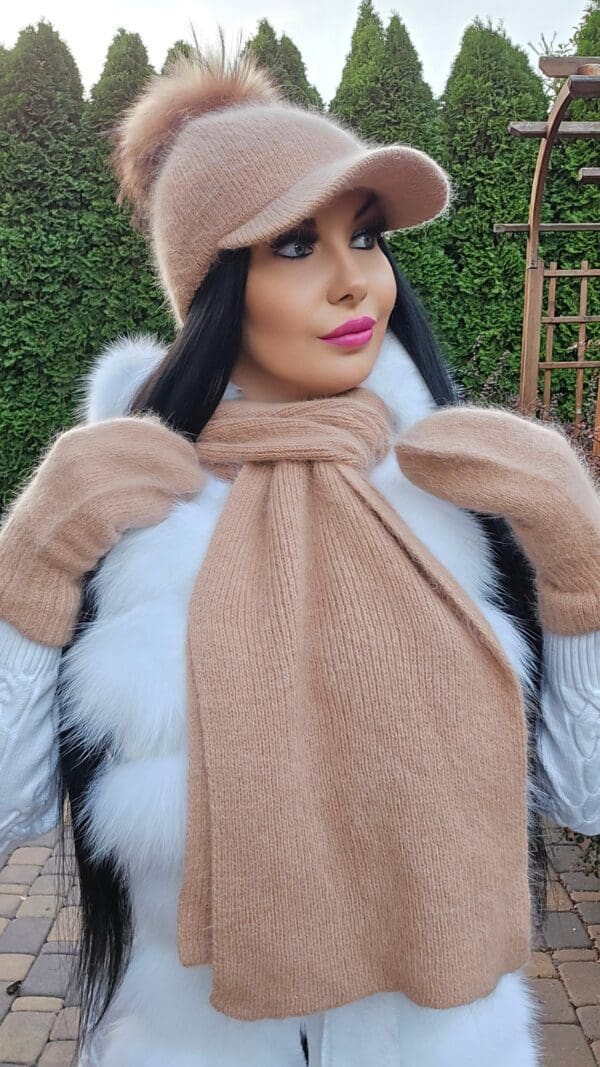 Czapka z daszkiem NATALIA z ciepłej angory