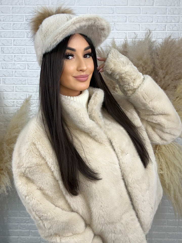 Czapka Holly - zimowa z daszkiem i puszystym pomponem