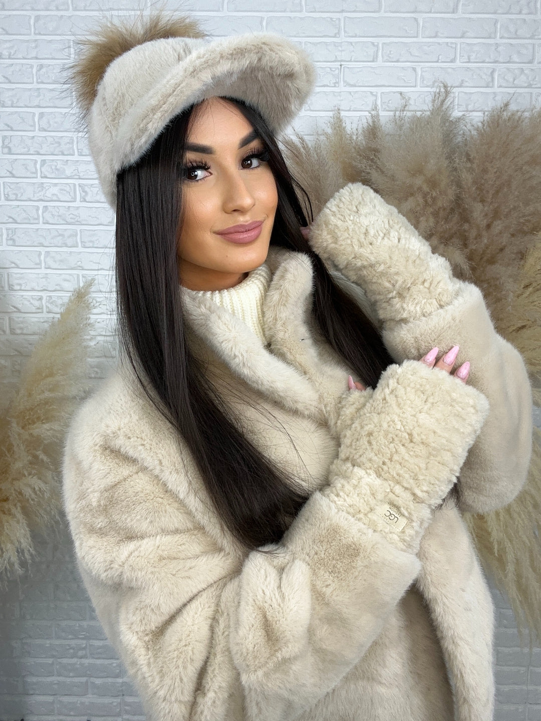 Czapka Holly - zimowa z daszkiem i puszystym pomponem