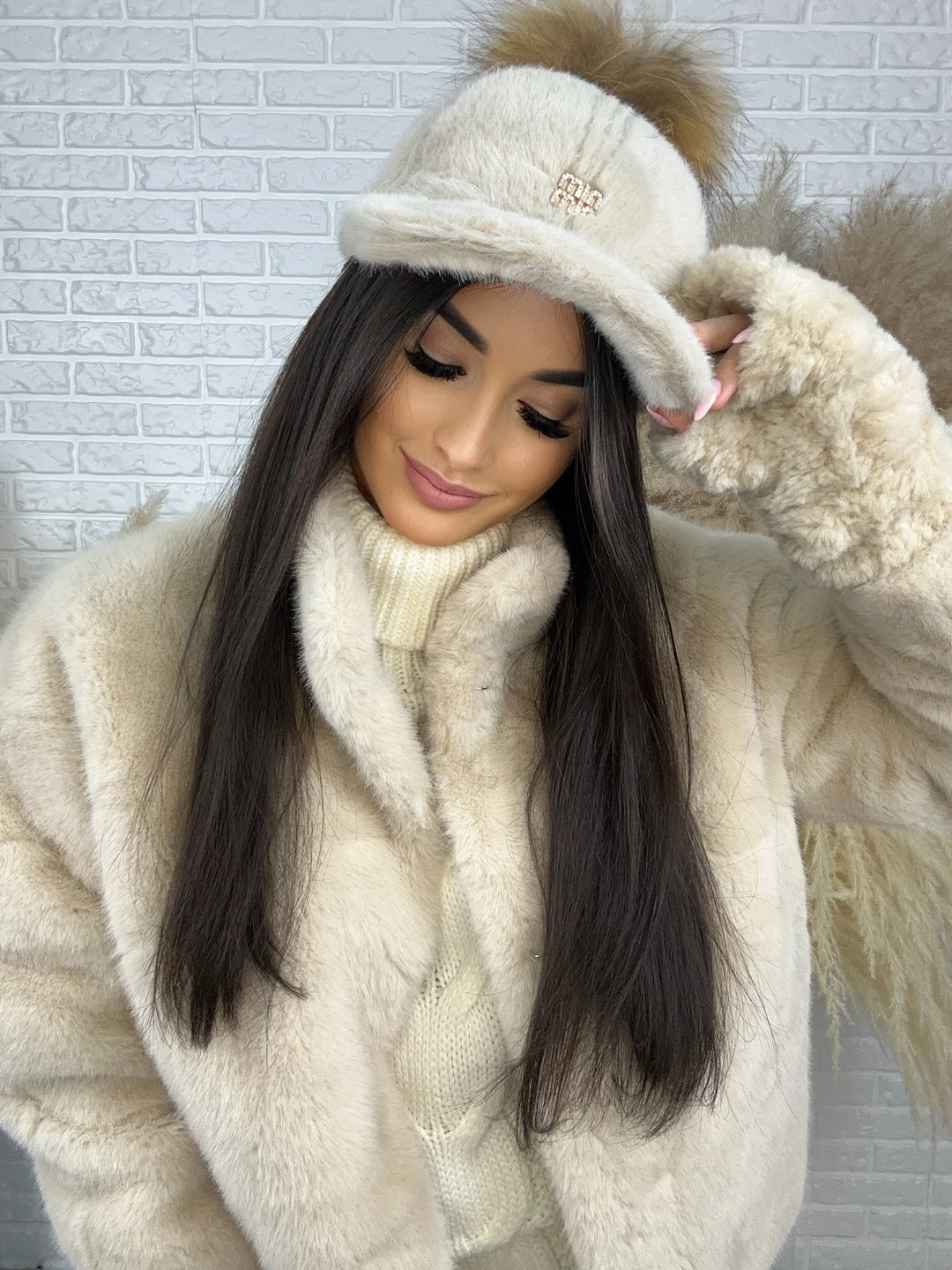 Czapka Holly - zimowa z daszkiem i puszystym pomponem