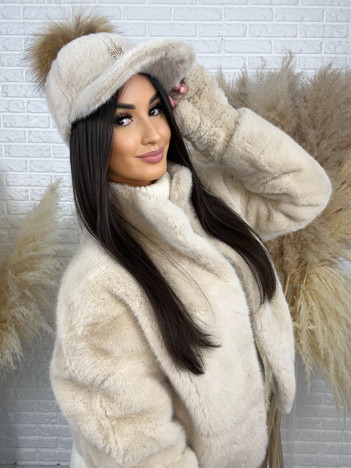 Czapka Holly - zimowa z daszkiem i puszystym pomponem