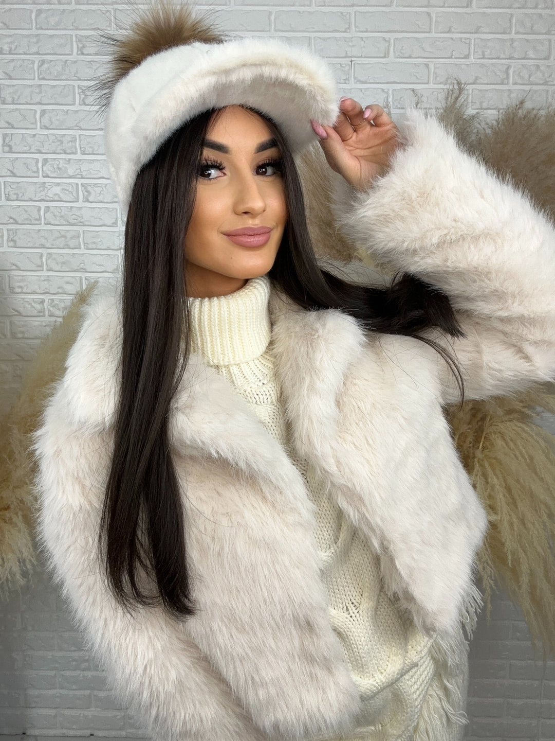 Czapka Holly - zimowa z daszkiem i puszystym pomponem