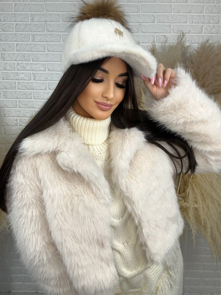 Czapka Holly - zimowa z daszkiem i puszystym pomponem