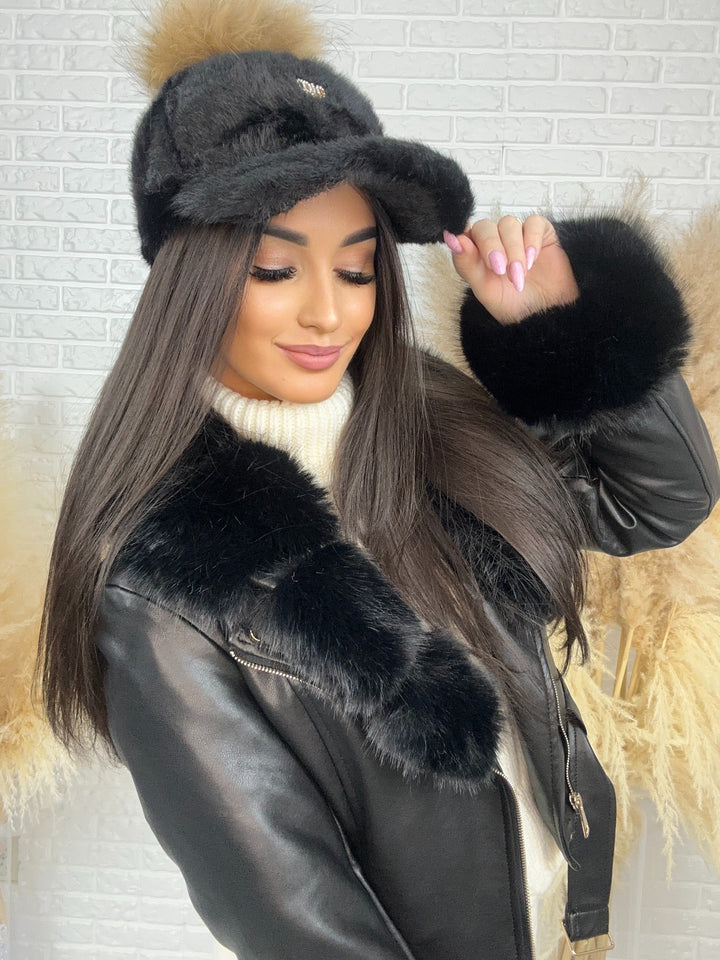 Czapka Holly - zimowa z daszkiem i puszystym pomponem