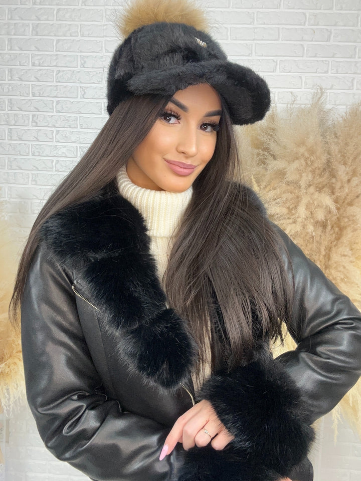 Czapka Holly - zimowa z daszkiem i puszystym pomponem