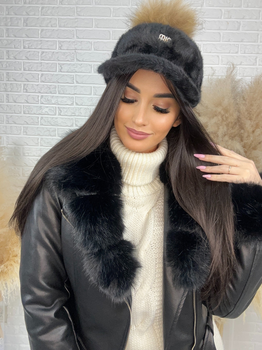 Czapka Holly - zimowa z daszkiem i puszystym pomponem