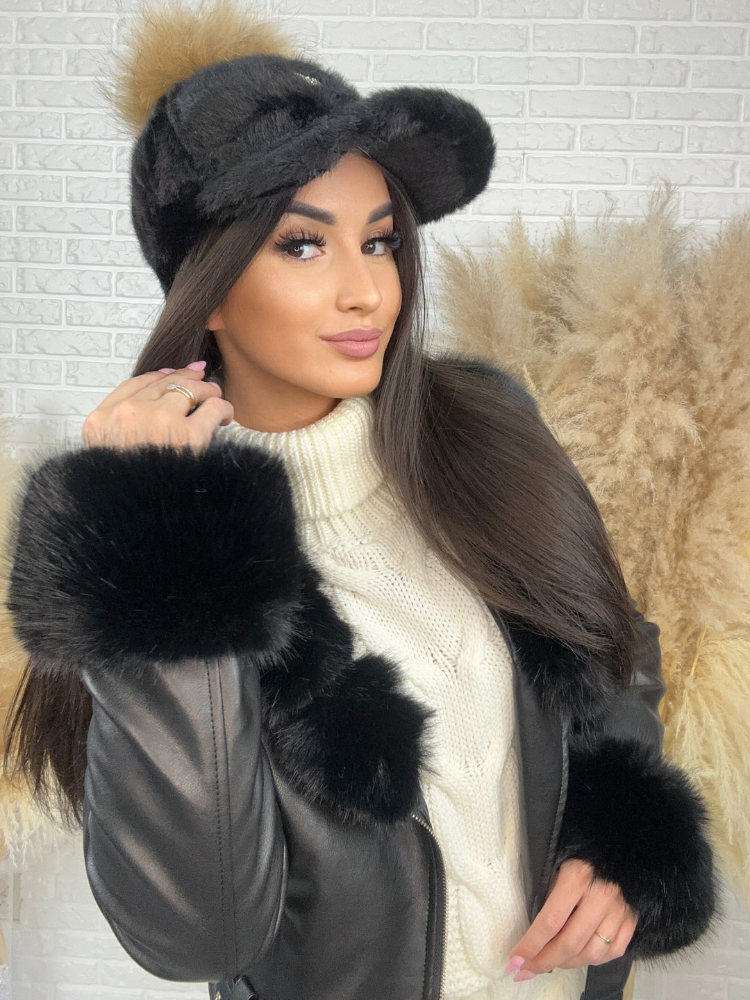 Czapka Holly - zimowa z daszkiem i puszystym pomponem