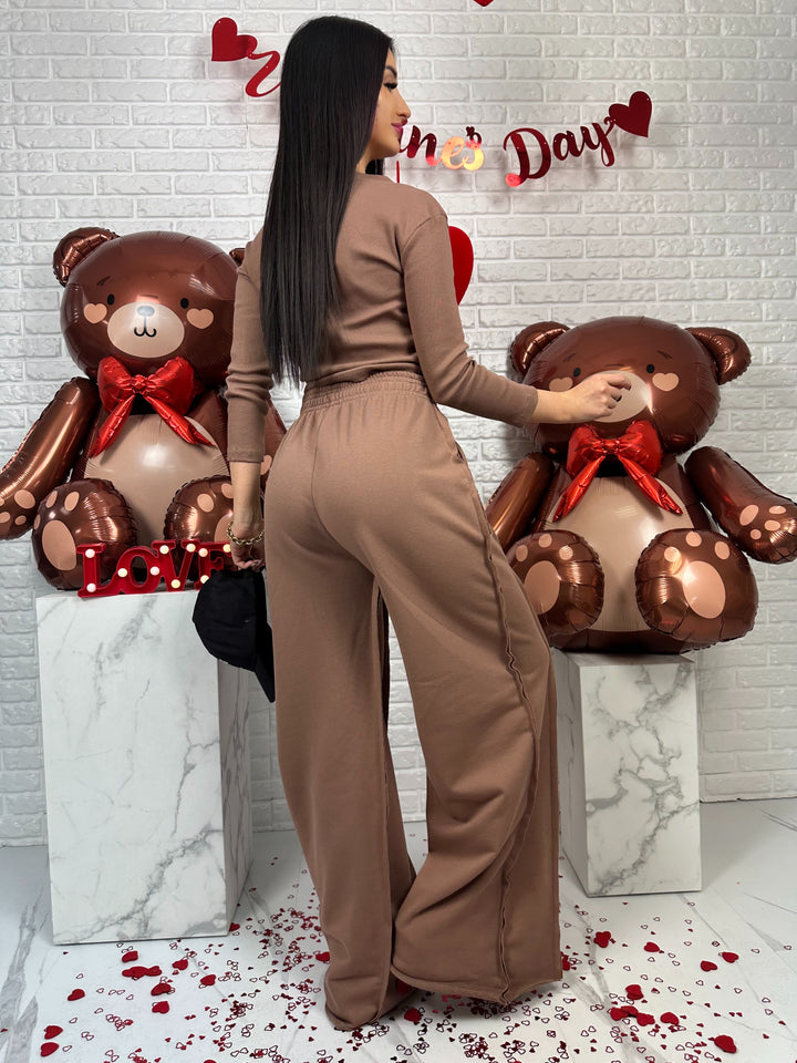 Komplet dresowy ELISE - szerokie spodnie z przeszyciami i top zapinany na guziki