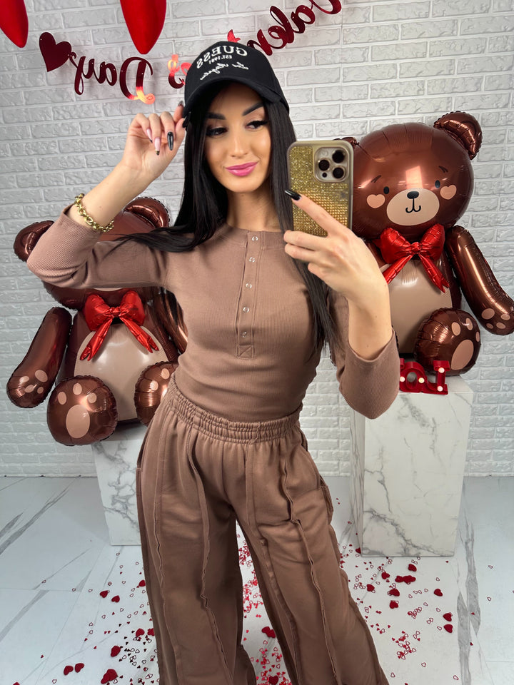 Komplet dresowy ELISE - szerokie spodnie z przeszyciami i top zapinany na guziki