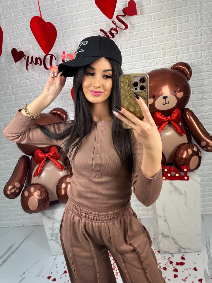 Komplet dresowy ELISE - szerokie spodnie z przeszyciami i top zapinany na guziki