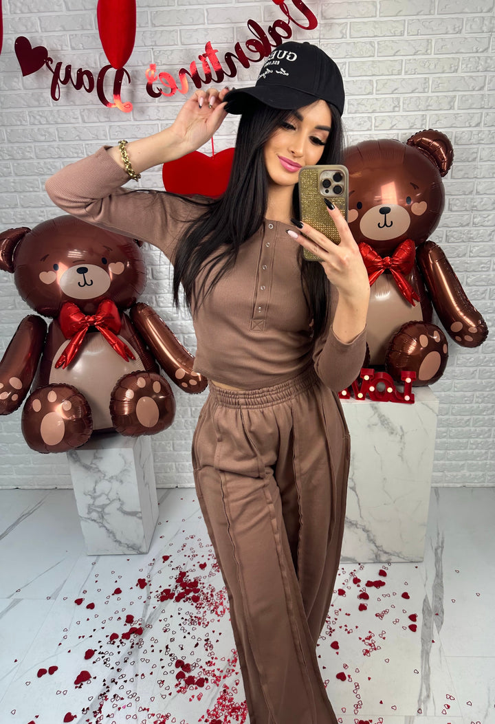 Komplet dresowy ELISE - szerokie spodnie z przeszyciami i top zapinany na guziki