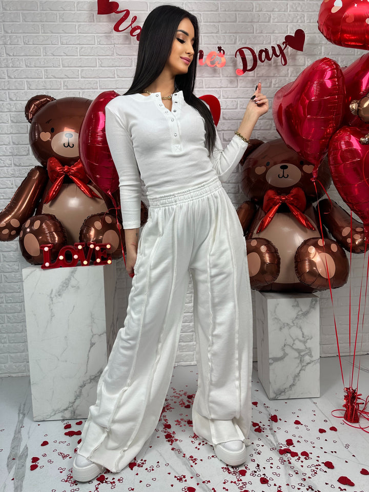 Komplet dresowy ELISE - szerokie spodnie z przeszyciami i top zapinany na guziki