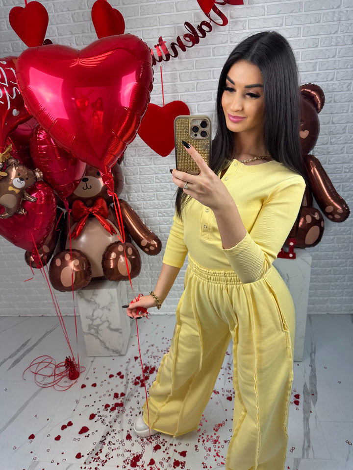 Komplet dresowy ELISE - szerokie spodnie z przeszyciami i top zapinany na guziki