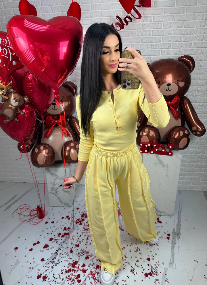 Komplet dresowy ELISE - szerokie spodnie z przeszyciami i top zapinany na guziki