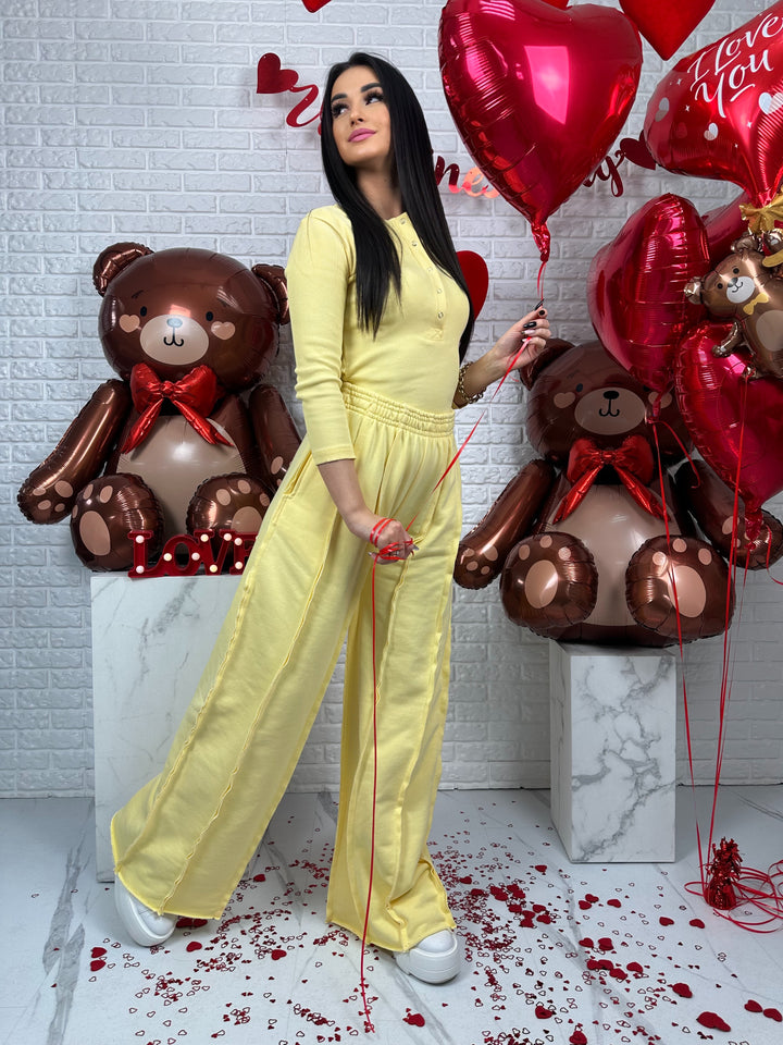 Komplet dresowy ELISE - szerokie spodnie z przeszyciami i top zapinany na guziki