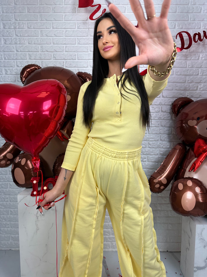 Komplet dresowy ELISE - szerokie spodnie z przeszyciami i top zapinany na guziki