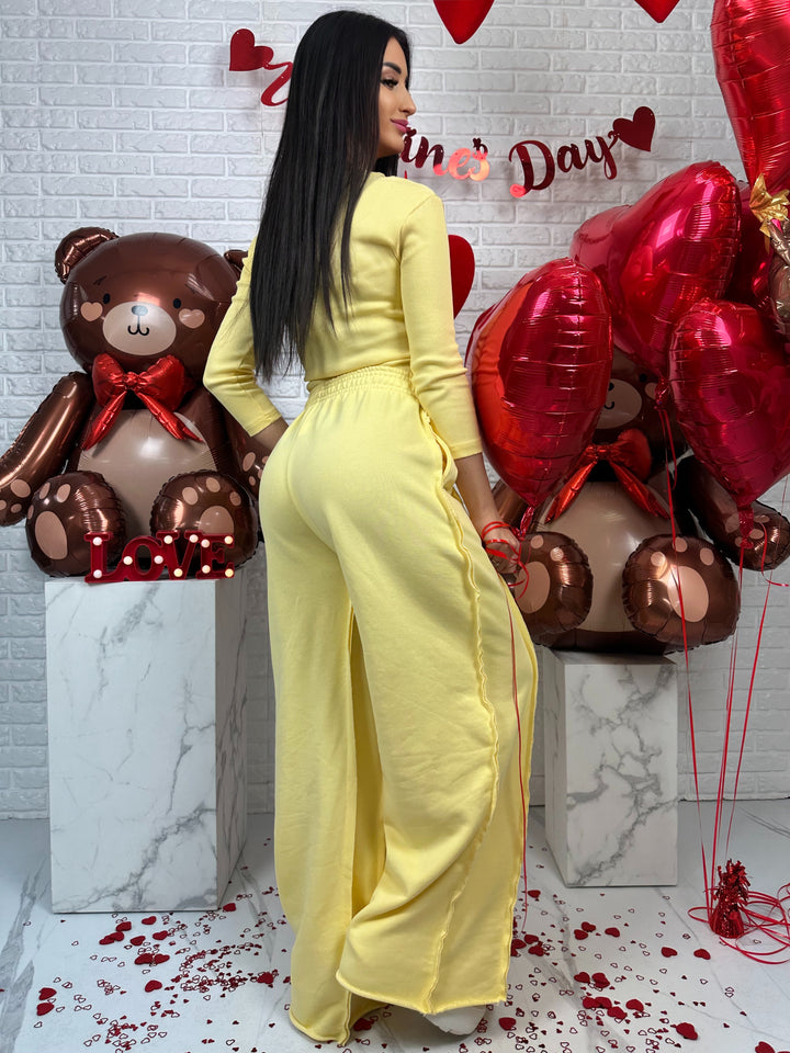 Komplet dresowy ELISE - szerokie spodnie z przeszyciami i top zapinany na guziki