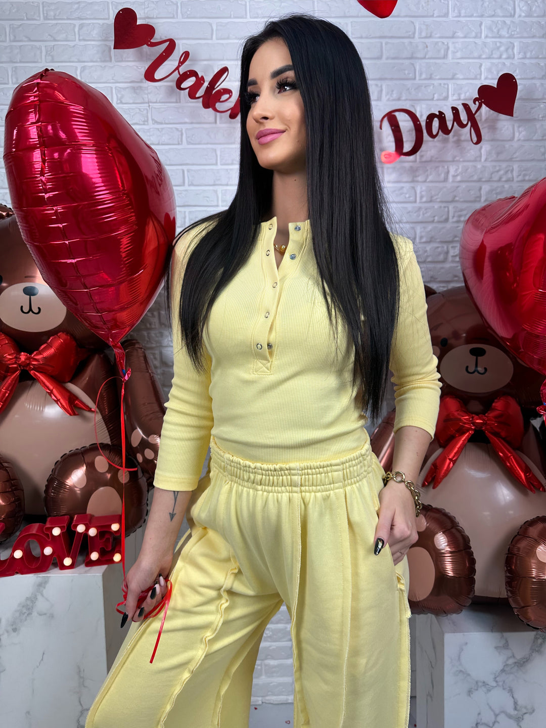 Komplet dresowy ELISE - szerokie spodnie z przeszyciami i top zapinany na guziki