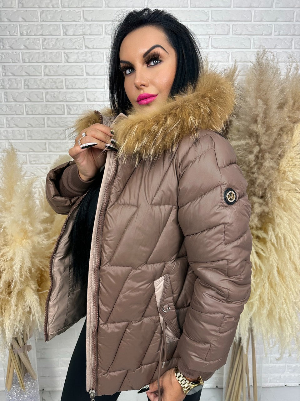 Kurtka zimowa BRONX z naturalnym futrem – pikowana, elegancka i ciepła,kolor brązowy, profil